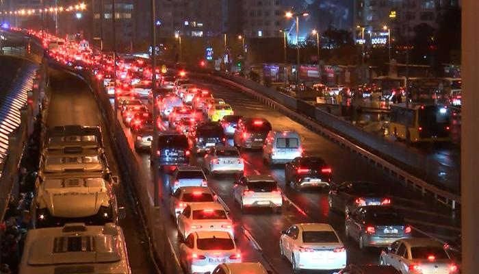 İstanbul’da yağışlı havayla birlikte trafik durma noktasına geldi!