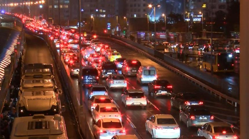 İstanbul'da yağışlı havayla birlikte trafik durma noktasına geldi!