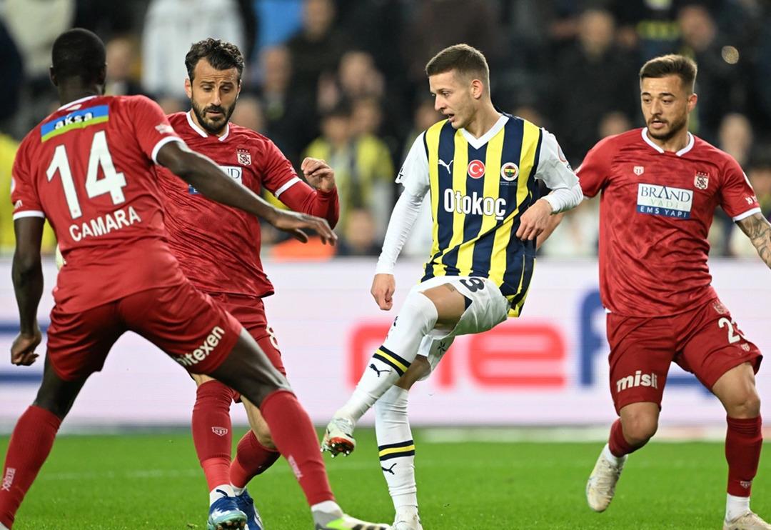 Sivasspor futbolcusu Caner Osmanpaşa'dan Fenerbah&ccedil;e ma&ccedil;ı sonrası zehir zemberek s&ouml;zler! ''Bizim ekmek paramız yok mu?  D&uuml;n Pendik'e de aynısı yapıldı''