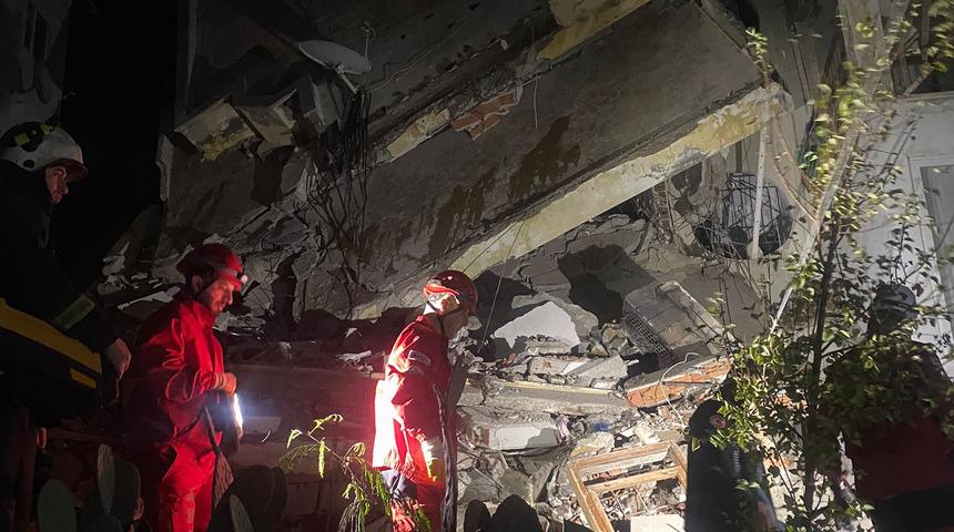 Alanya'da korku dolu anlar! 3 katlı bina çöktü 