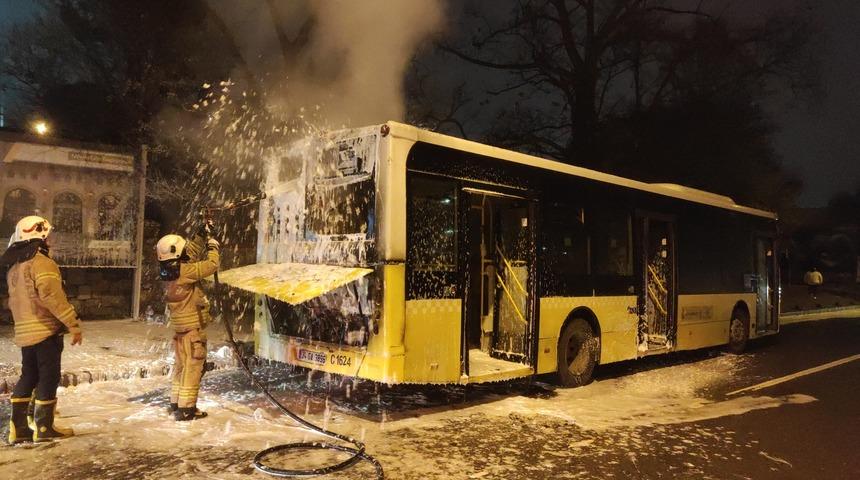 Üsküdar'da İETT otobüsünde çıkan yangın söndürüldü