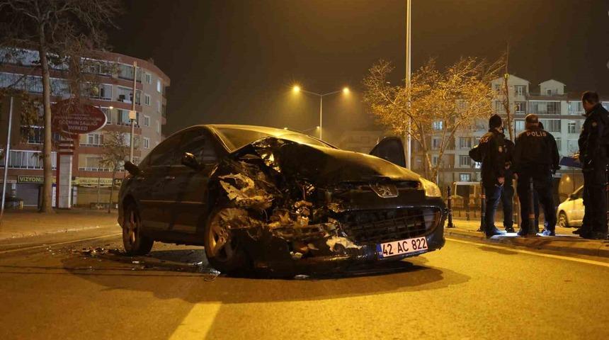 Kaza yaptı, hasar g&ouml;ren otomobili bırakıp ka&ccedil;tı