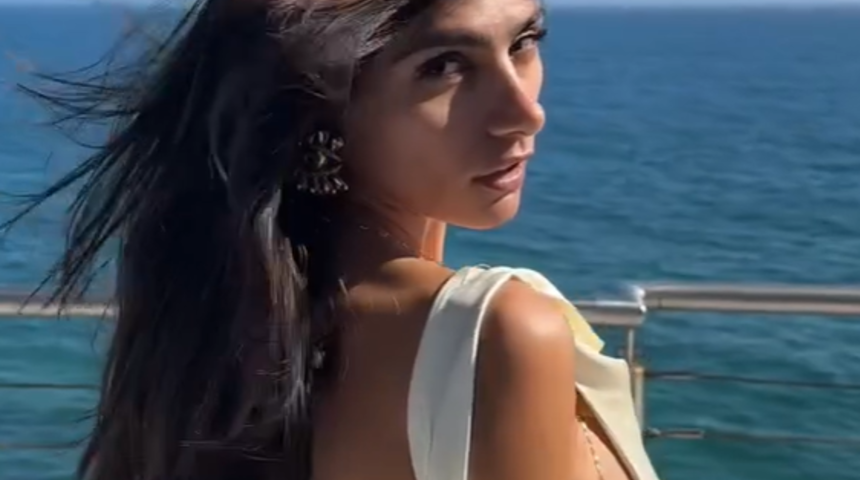 Mia Khalifa yine bildiğiniz gibi! Önce mayosuyla poz verdi sonra askılarını indirip üstsüz poz verdi... Sosyal medyayı yine sallamayı başardı