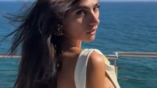 Mia Khalifa yine bildiğiniz gibi! Önce mayosuyla poz verdi sonra askılarını indirip üstsüz poz verdi... Sosyal medyayı yine sallamayı başardı