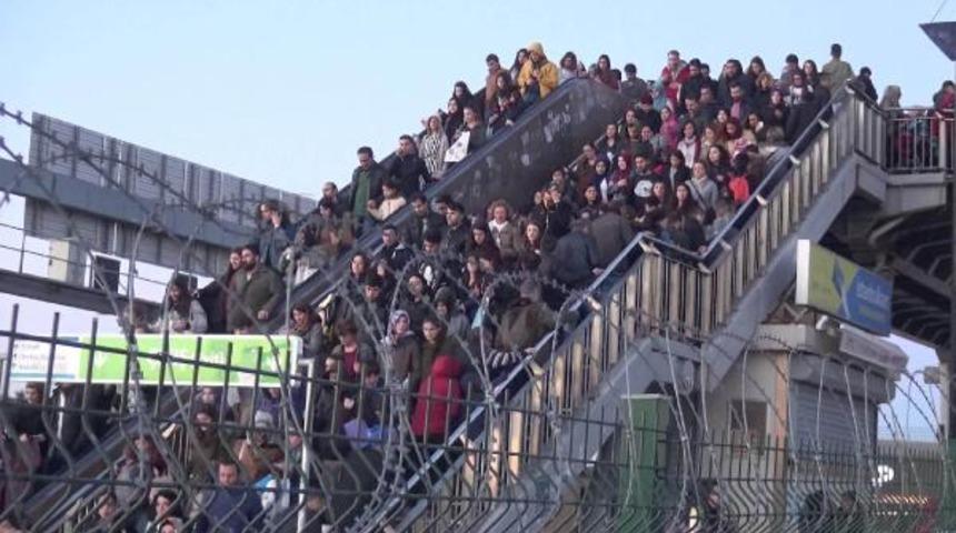 CHP&rsquo;li &uuml;ye, T&Uuml;YAP &ouml;n&uuml;ndeki metrob&uuml;s &uuml;st ge&ccedil;idinin yenilenmesini istedi