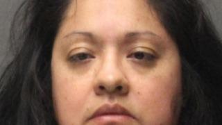 Kucağında 3 yaşındaki oğlunun cansız bedeniyle görüldü! Cani anne döverek öldürdüğü oğlunun cesediyle saatlerce yürüdü