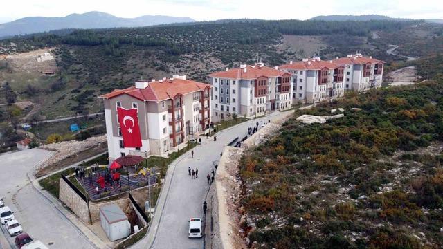 Orhaneli’de TOKİ hak sahiplerine anahtarları teslim edildi