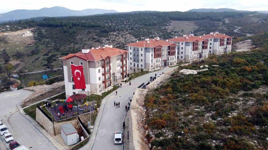 Orhaneli’de TOKİ hak sahiplerine anahtarları teslim edildi