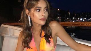 Yabani'nin Rüya'sı Simay Barlas derin yırtmacıyla mest etti! İddialı tarzına beğeni yağdı 