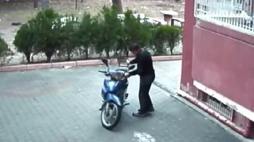 Motosiklet hırsızı, tuvalette yakalandı