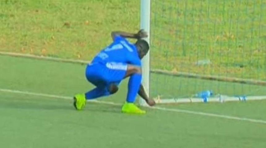 Futbolda bu da yaşandı... Yapılan 'juju büyüsünü' çaldı, ardından golü attı! Karşılaşmanın hakemi kaleciyi sarı kartla cezalandırdı