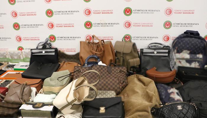 Şüpheli valizden tıka basa lüks markalı ürünler çıktı! Yabancı uyruklu kişi İstanbul Havalimanı’nda yakalandı