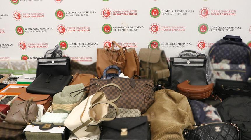 Şüpheli valizden tıka basa lüks markalı ürünler çıktı! Yabancı uyruklu kişi İstanbul Havalimanı'nda yakalandı