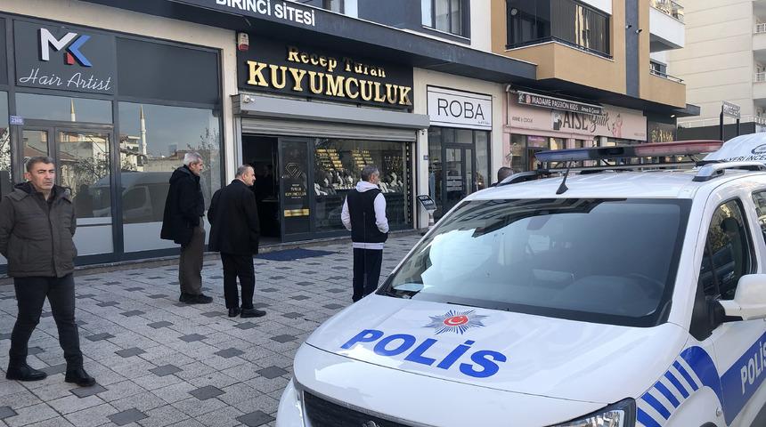 Bursa'da kuyumcudan silah tehdidiyle bilezik çalan maskeli gaspçı yakalandı