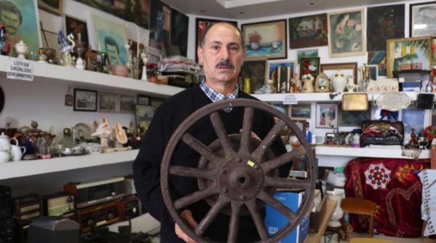 Atat&uuml;rk'&uuml;n kullandığını &ouml;ne s&uuml;rd&uuml;ğ&uuml; otomobilinin tekerleğini 15 yıldır saklıyor