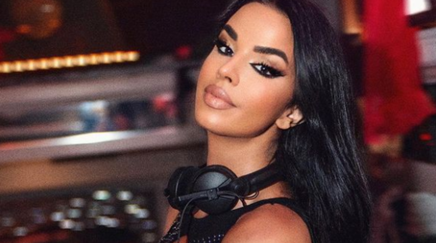 Sosyal medya fenomeni Ivana Knöll, kıvrımlarını belli eden dantel tulumuyla şov yaptı! Güzelliği manzaranın önüne geçti