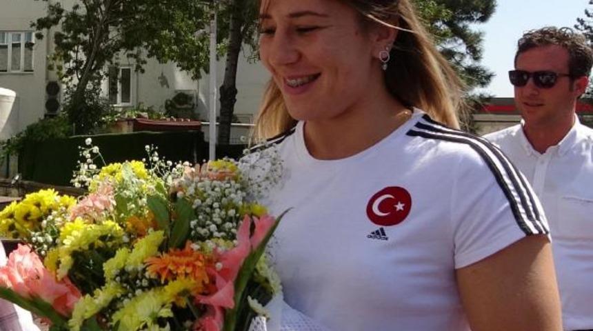 Şampiyon g&uuml;reş&ccedil;i Yasemin Adar: Yumruk atma, sahte hesap paylaşımı