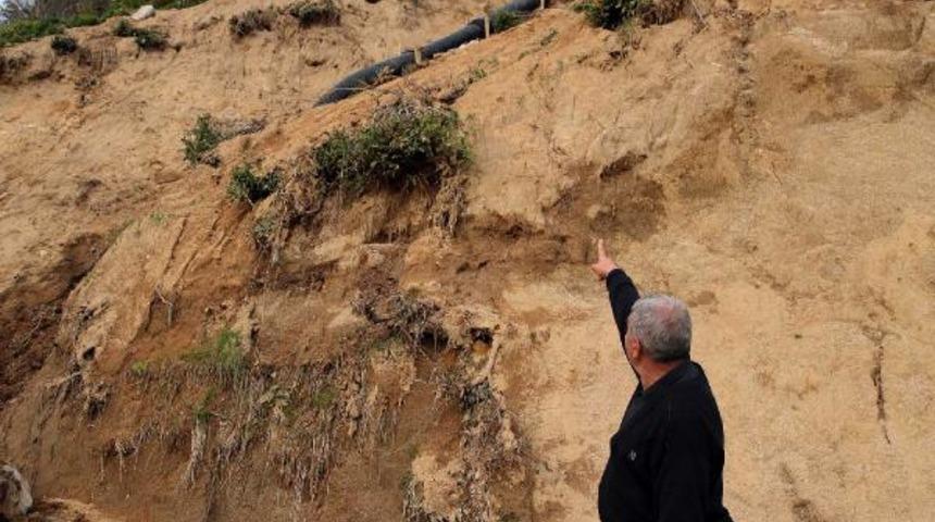 Heyelanlarda eğilen y&uuml;ksek gerilim hattı, direkleri korkutuyor