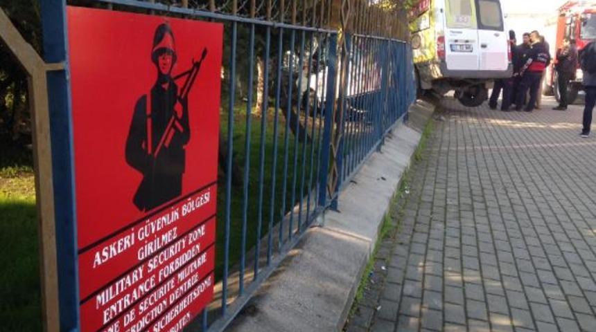 Minib&uuml;s, jandarma komutanlığı bah&ccedil;esine girdi: 1 yaralı