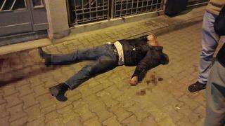 Dehşet anları kamerada! Yaşlı adamı sokak ortasında döverek gasp ettiler