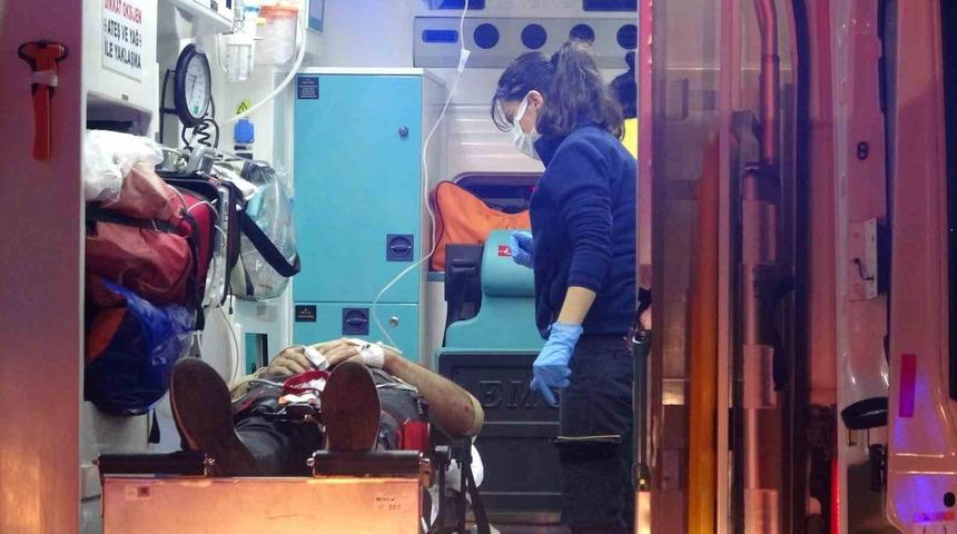 Hafif ticari ara&ccedil; bariyere ok gibi saplandı: 1&rsquo;i ağır 3 yaralı