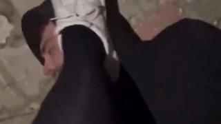 Sosyal medyada tartışma yaratan görüntüler! Sevgilisinin yüzüne ayağıyla bastı... O anları bir de videoya çekti