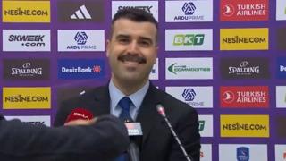 Anadolu Efes Başantrenörü Erdem Can'ın telefonu çalan gazeteci ile arasında geçen diyalog salondakileri güldürdü!