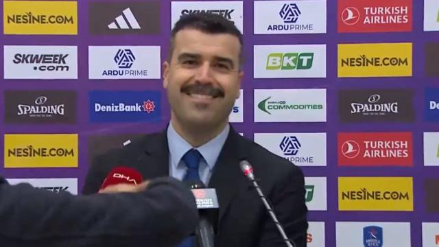 Anadolu Efes Başantrenörü Erdem Can'ın telefonu çalan gazeteci ile arasında geçen diyalog salondakileri güldürdü!