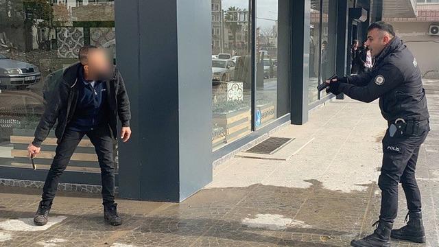 Çevredekiler korkuyla izledi! Polise aldırmayıp boğazını kesti