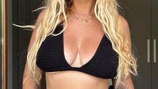 Büyük beden sosyal medya fenomeni Ariella Nyssa, Instagram'ın kurallarına meydan okudu! Hem dekolte hem de şeffaf elbisesiyle görenleri şaşkına çevirdi