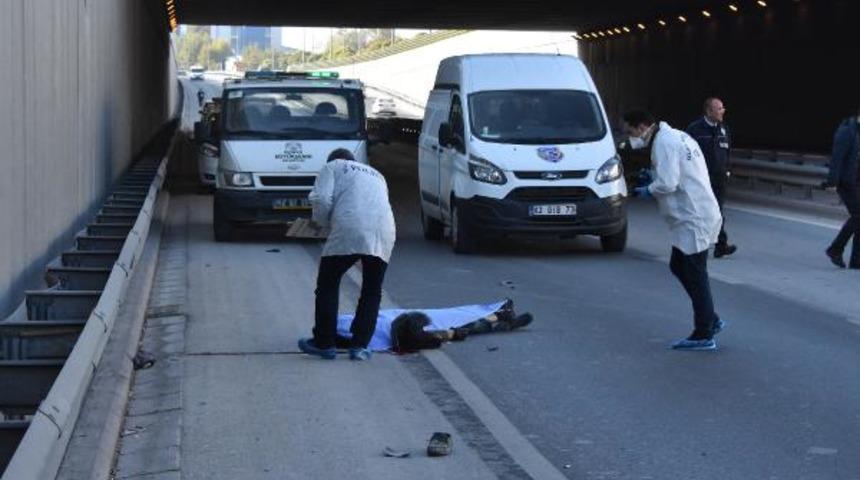 Beton mikserinin altında kalan motosikletin s&uuml;r&uuml;c&uuml;s&uuml; &ouml;ld&uuml;