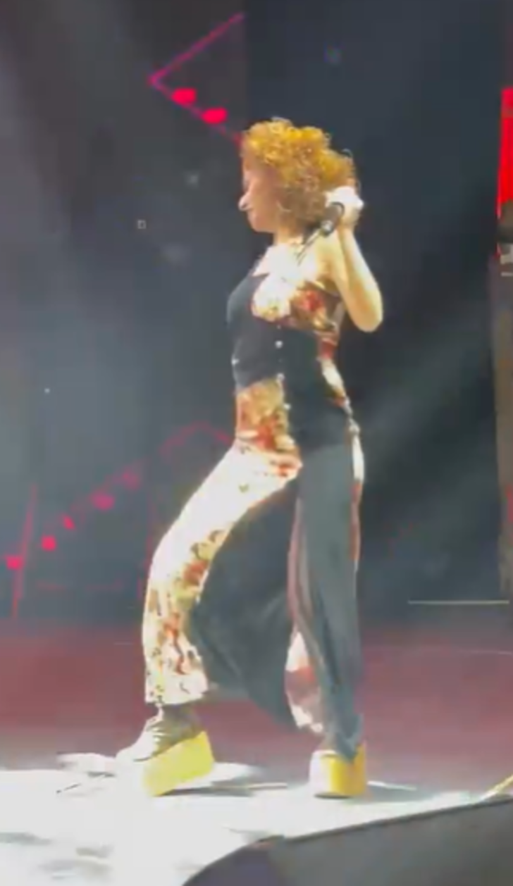 Yıldız Tilbe onu sahnede öpücüklere boğdu! G1