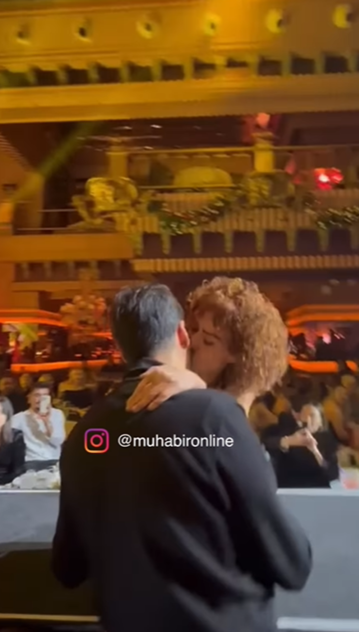 Yıldız Tilbe onu sahnede öpücüklere boğdu! G3