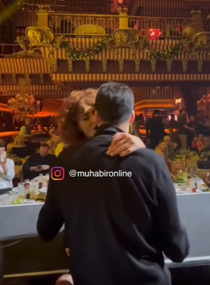 Yıldız Tilbe onu sahnede öpücüklere boğdu! G2