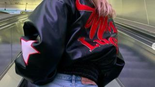 Sosyal medya fenomeni Mathilde Tantot sahilde çırılçıplak poz verdi! Havluyla örtünmesi bile yeterli olmadı