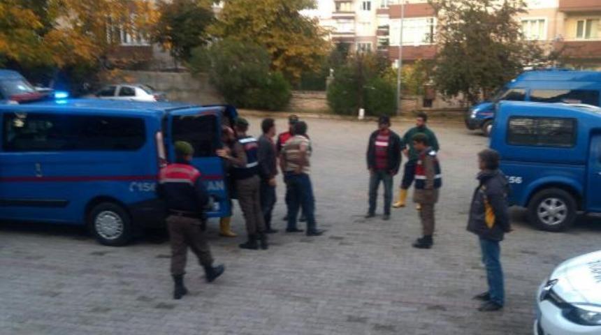 Ka&ccedil;ak defineciler kazdıkları &ccedil;ukurda yakalandı