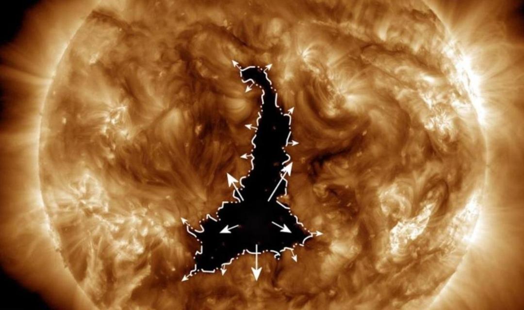 D&uuml;nya'dan tam 60 kat daha b&uuml;y&uuml;k! G&uuml;neş'te a&ccedil;ılan karanlık delik g&uuml;ndem oldu... 24 saatte 800 kilometre genişledi, radyoaktif dalgalar D&uuml;nya'ya yayılıyor