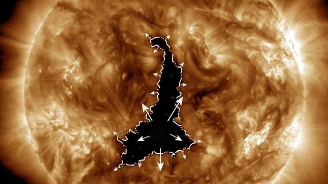 Dünya'dan tam 60 kat daha büyük! Güneş'te açılan karanlık delik gündem oldu... 24 saatte 800 kilometre genişledi, radyoaktif dalgalar Dünya'ya yayılıyor