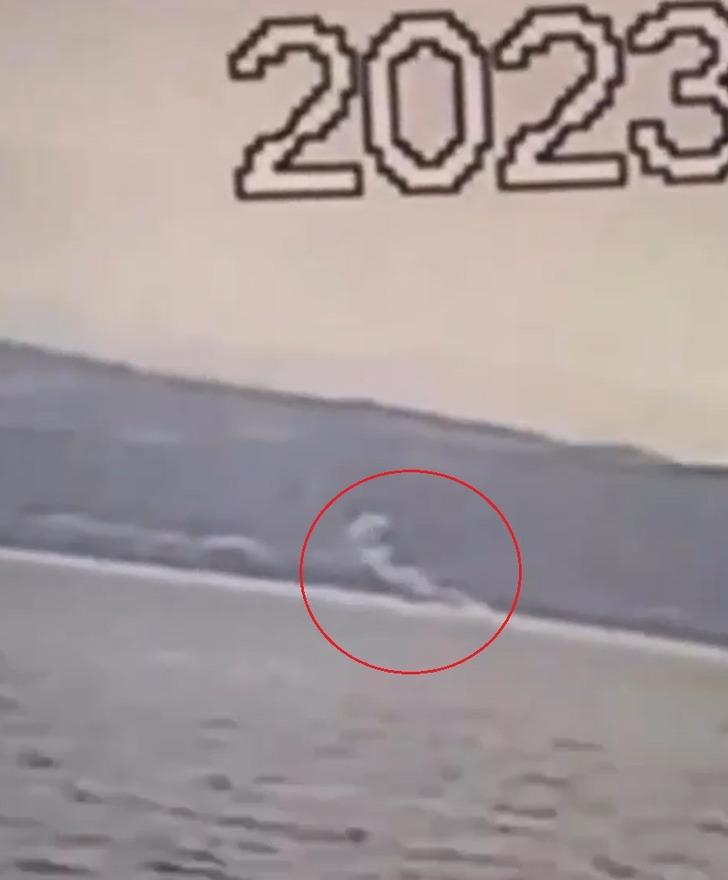 'Karada da görebiliyoruz' 5.1'lik depremden 7 dakika önce denizden yükselmiş! İş yerinin güvenlik kamerası kaydetmiş 'Fay hattının muhtemel kenarı burası' G1