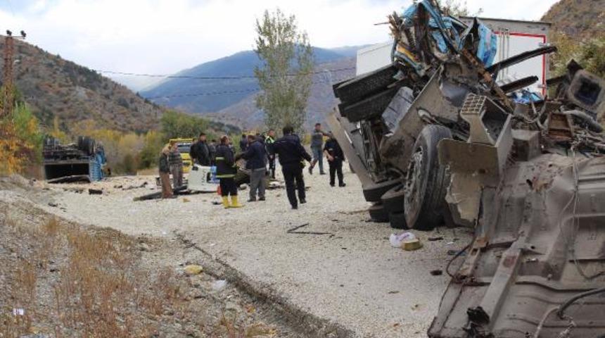 Kastamonu'da 2 kamyon &ccedil;arpıştı: 3 yaralı