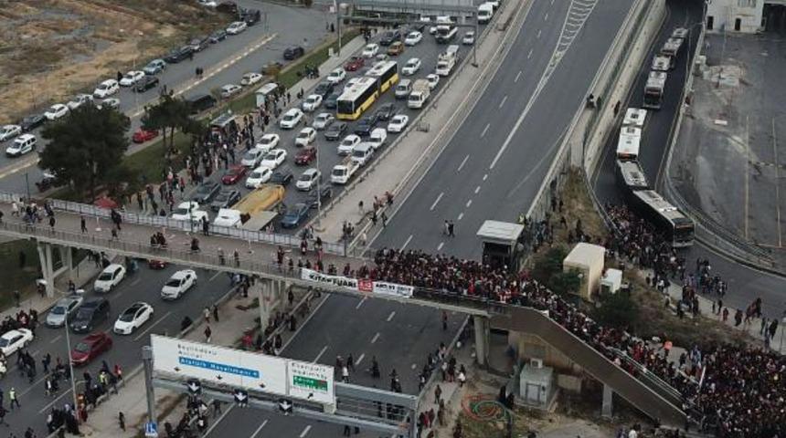 Kitap fuarı &ccedil;ıkışındaki izdiham havadan g&ouml;r&uuml;nt&uuml;lendi