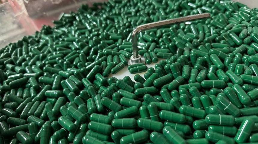 İstanbul'da polisten 'sahte ilaç' operasyonu! Yasaklı ham maddeyi Kolombiya'dan kaçak yollarla getirmişler