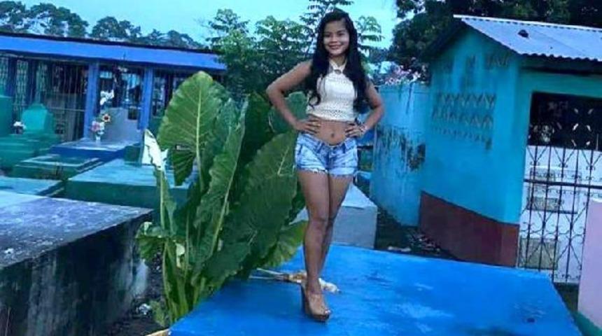 B&uuml;y&uuml;k babasının mezarında &ccedil;ekilen seksi fotoğrafları g&ouml;r&uuml;nce şikayet&ccedil;i oldu