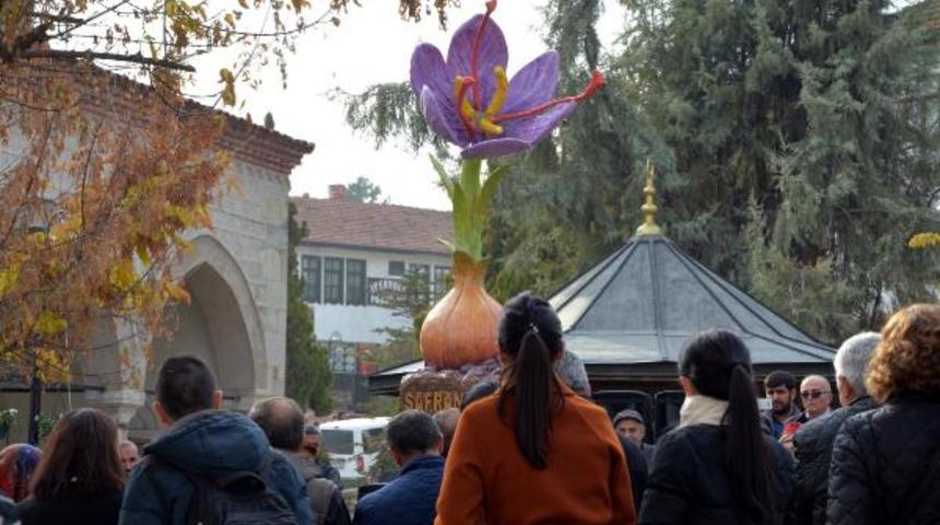 Kilosu 25 bin liradan satılan safranın heykeli yapıldı