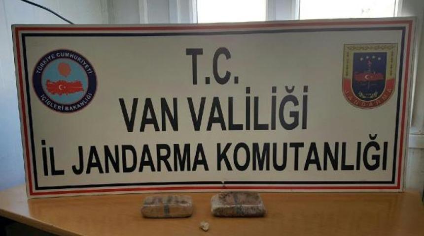 Beline sarılı 1 kilo eroinle yakalandı