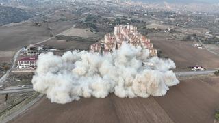 Yer: Kahramanmaraş... Ağır hasarlı 11 katlı 3 bina böyle yıkıldı! 720 kilogram patlayıcının bulunduğu 9 bin kapsül kullanıldı