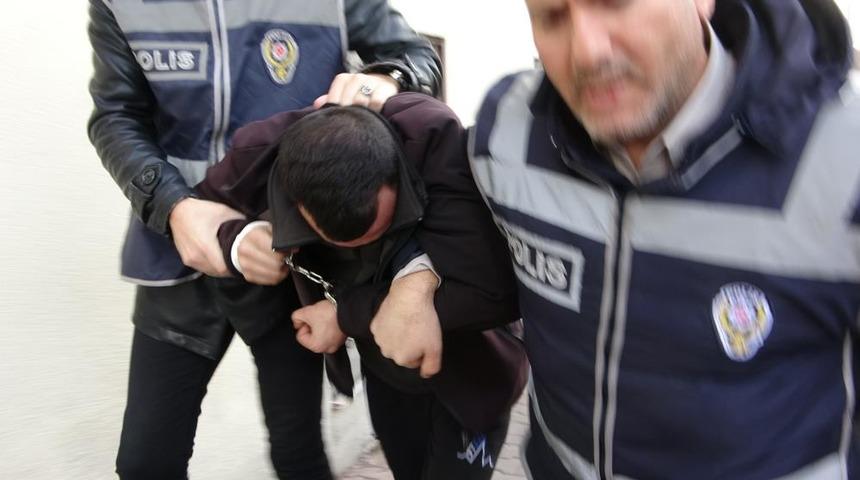 Pişkinliğiyle pes dedirtti! Ara&ccedil;lara zarar verdi, gazeteci tekmeledi: Sanki adam &ouml;ld&uuml;rd&uuml;k