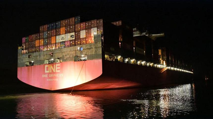 Süveyş Kanalı'nda konteyner gemisi köprüye çarptı! 