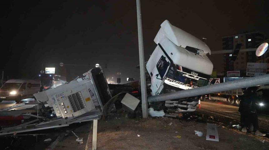 Tır aydınlatma direğine çarptı: Baba ve oğlu yaralandı