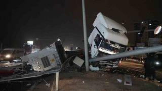 Tır aydınlatma direğine çarptı: Baba ve oğlu yaralandı